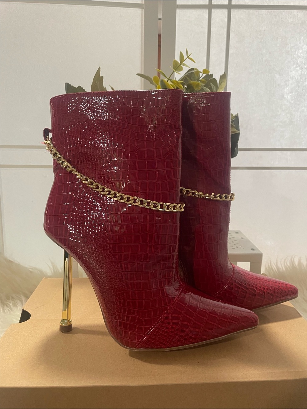 New CHASE & CHLOE Napa Red Croc Bootie  W/ Gold Stiletto Heels, Gold Chain SZ 8